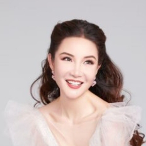 Tracey Chang (Founder & CEO of Cosmic Beauty)